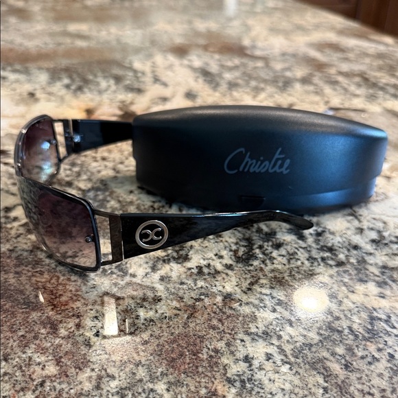 Chic Black Sunglasses with Case - Picture 1 of 3